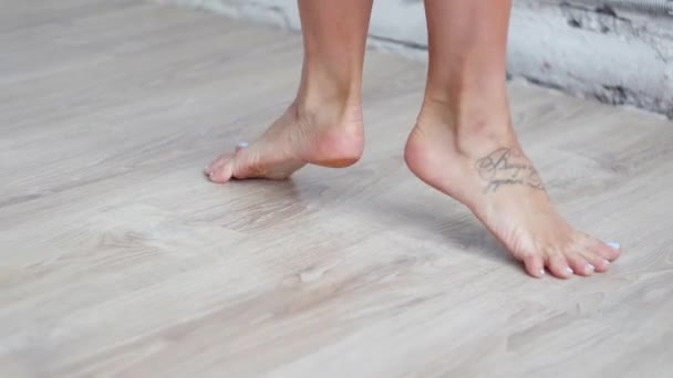 Vista panorâmica da fêmea em pé e se movendo na ponta dos dedos dos pés no estúdio de balé . — Vídeo de Stock