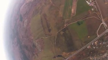 Moskova, Rusya - 20 Kasım 2015: Skydiver bulutlu gökyüzü akşamları paraşütle atlama. Aşırı spor. Manzara. Nehir