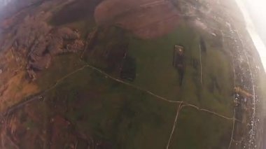 Moskova, Rusya - 20 Kasım 2015: Skydiver bulutlu gökyüzü akşam şehir üzerinde paraşütle atlama. Aşırı spor. Uçuş