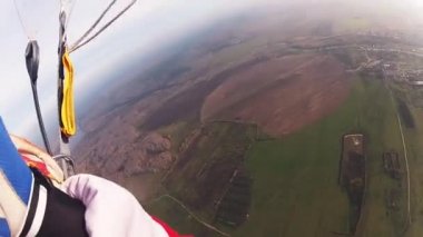 Moskova, Rusya - 20 Kasım 2015: Skydiver bulutlu gökyüzü akşamları paraşütle atlama. Aşırı spor. Professional.