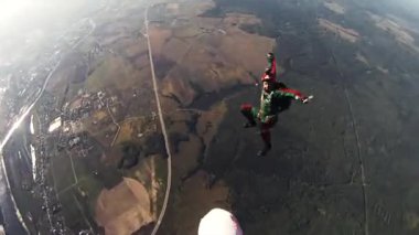 Moskova, Rusya - 10 Eylül 2016: Skydivers freestyle bulutlu gökyüzü içinde. Tutan eller. Güneşli bir gün. Adrenalin.