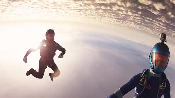 Μόσχα, Ρωσία - 20 Νοεμβρίου 2015: Skydivers κάνουν σχηματισμό στο συννεφιασμένο ουρανό το βράδυ. Ύψος. Κόκκινο ηλιοβασίλεμα. Ακραιο — Αρχείο Βίντεο