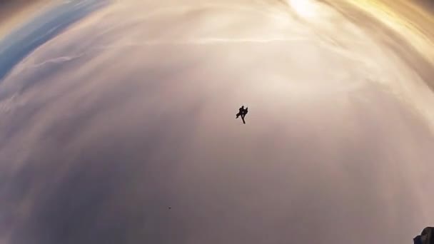 MOSCÚ, RUSIA - 20 DE NOVIEMBRE DE 2015: Los paracaidistas hacen formación en el cielo nublado por la noche. Puesta de sol. Paisaje. Extremo. — Vídeos de Stock