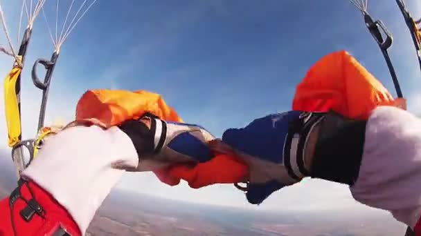 Moskva, Ryssland - 20 November 2015: Fallskärmshoppare Fallskärmshoppning i molnig himmel i kväll. Extrem sport. Landskap. Enhetlig — Stockvideo