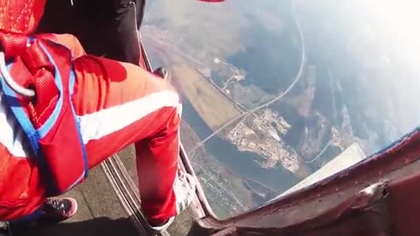 Москва, Російська Федерація - 20 листопада 2015: Парашутисти стрибок з літака в хмарного неба, зробити формування. Тримайте руки. Спорт — стокове відео