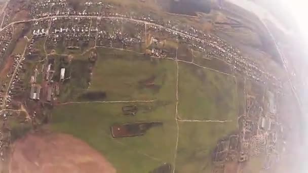 Moskwa, Rosja - 20 listopada 2015: Skydiver Spadochroniarstwo w pochmurne niebo nad polami. Sport ekstremalny. Krajobraz. — Wideo stockowe