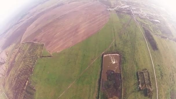 Moskwa, Rosja - 20 listopada 2015: Skydiver Spadochroniarstwo w pochmurne niebo wieczorem powyżej pola. Extreme. Krajobraz. — Wideo stockowe