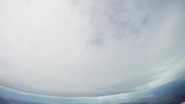 Moskou, Rusland - 10 September 2016: Skydivers freestyle in bewolkte hemel. 'S avonds. Adrenaline. Open parachute. Sport — Stockvideo
