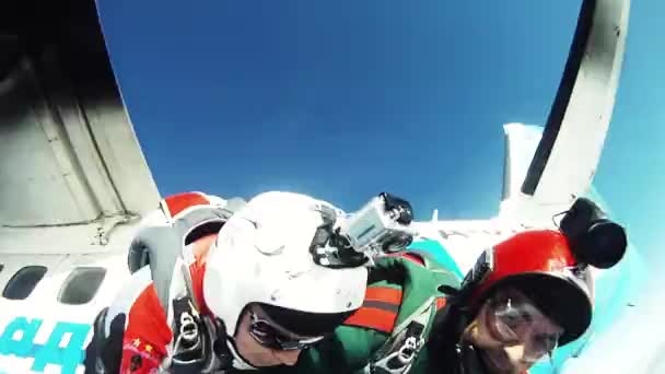 Moskova, Rusya - 10 Eylül 2016: Skydivers uçaktan atlamak, bulutlu gökyüzü oluşumu olun. İyi akşamlar. Adrenalin. — Stok video