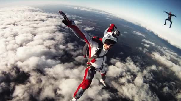 Moskva, Rusko - 10. září 2016: Skydivers skok z letadla, aby formace v zatažené obloze. Dobrý večer. Adrenalinu. — Stock video