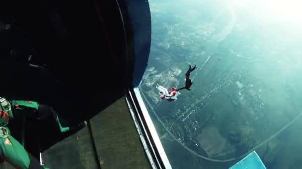 MOSCOW, RUSSIA - SEPTEMBER 10, 2016: Skydivers jump from airplane, freestyle in cloudness sky. Evening. Adrenaline. — Stock Video