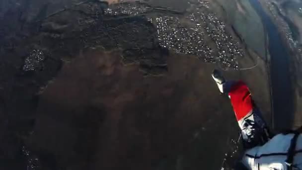 Moskou, Rusland - 10 September 2016: Skydivers freestyle in bewolkte hemel. Zonnige avond. Adrenaline. Open parachute. — Stockvideo