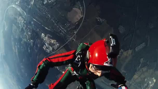 MOSCÚ, RUSIA - 10 DE SEPTIEMBRE DE 2016: Salto de paracaidista desde el avión, estilo libre en el cielo nublado. Buenas tardes. Adrenalina . — Vídeo de stock