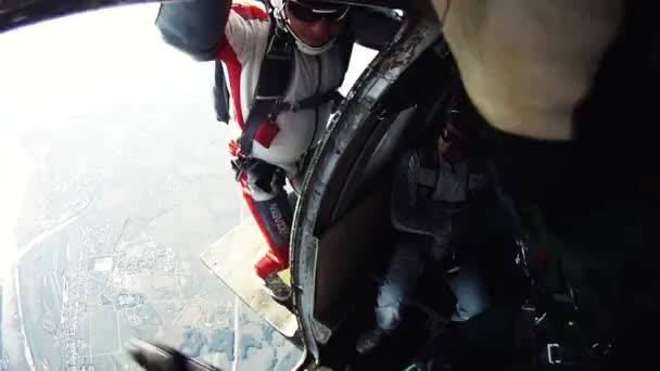 MOSCA, RUSSIA - 10 SETTEMBRE 2016: I paracadutisti saltano dall'aereo, freestyle nel cielo blu. Buonasera. Ciao. Adrenalina . — Video Stock