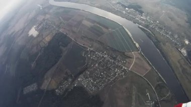 Moskova, Rusya - 10 Eylül 2016: Skydivers freestyle bulutlu gökyüzü içinde. Tutan eller. İyi akşamlar. Adrenalin. Aşırı