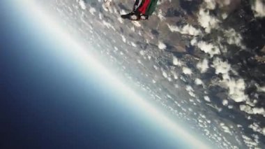 Moskova, Rusya - 10 Eylül 2016: Uçak Skydivers atlamak, gökyüzünde ellerimi. Bulutlar. Güneşli. Adrenalin.