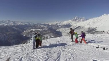 Bakuriani, Gürcistan - 2 Kasım 2017: Dron daireler kayakçı ve Snowboard düşkünleri üzerinde kış kar kaplı tepenin üstünde uçar