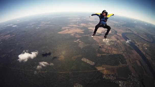 Moskou, Rusland - 10 September 2016: Skydiver freestyle in bewolkte hemel. Zorg draait. Zonnige avond. Adrenaline. — Stockvideo