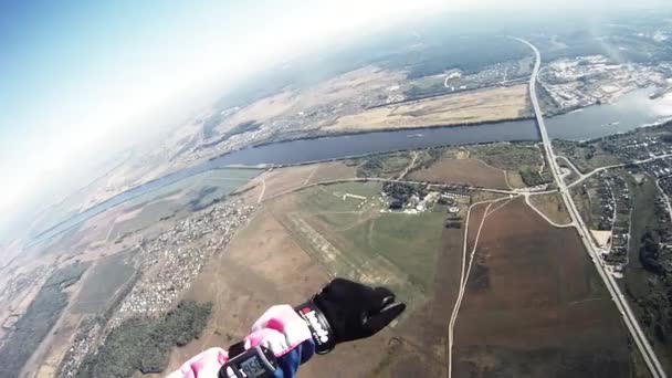 Moskva, Rusko - 10. září 2016: Parašutista létat na padáku nad zelené pole, řeka. Extrémní sport. Večer. — Stock video