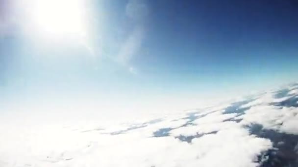 MOSCOW, RÚSSIA - SETEMBRO 10, 2016: Skydivers freestyle in sky above clouds. Segura a mão. Ensolarado. Adrenalina. Avião — Vídeo de Stock
