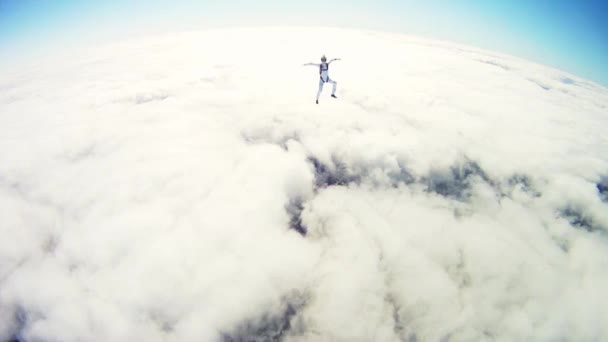 Μόσχα, Ρωσία - 10 Σεπτεμβρίου 2016: Skydivers freestyle σε πάνω από τα σύννεφα. Κρατώντας τα χέρια. Ηλιόλουστο το βράδυ. Αδρεναλίνη. — Αρχείο Βίντεο