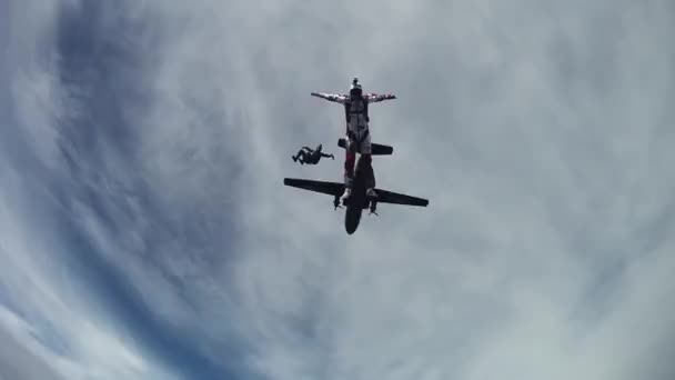 MOSCOW, RUSSIA - SEPTEMBER 10, 2016: Skydivers jump from airplane, freestyle in blue sky. Sunny. Adrenaline. Height — Stock Video