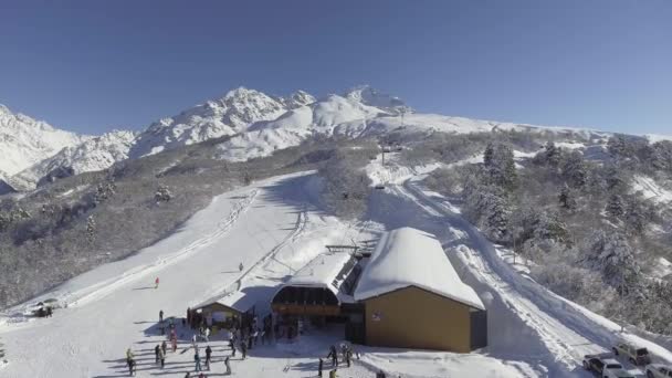 Bakuriani 佐治亚 2017年11月2日 美妙的冬天风景雪盖的小山美丽的环绕着小型现代滑雪胜地 包括工作升降机 Funiculars 长轨道 — 图库视频影像