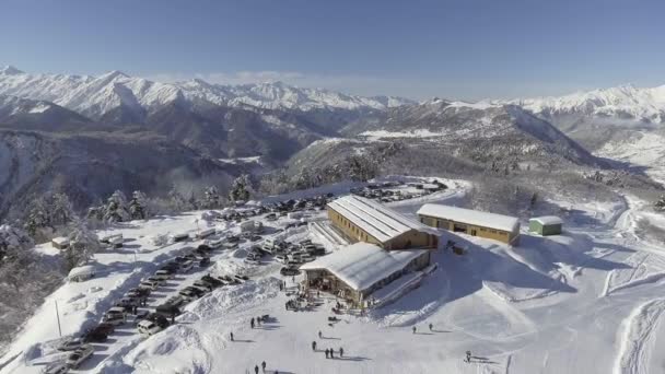 Bakuriani, Georgien - 2 November 2017: Vackra vinterlandskap av snötäckta kullar med liten skidort på toppen. — Stockvideo
