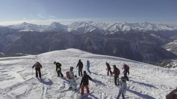 Bakoerjani, Georgië - 2 November 2017: Groep skiërs en snowboarders glijdt naar beneden af van sneeuw bedekte ski heuveltop. — Stockvideo