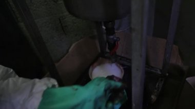 Beyaz plastik su filtreleri ile hafif sıvı operatör tarafından doldurulur.