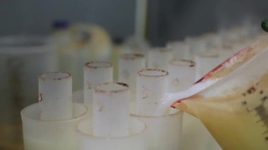 Beyaz plastik su filtreleri laboratuvar kabı sıvı doldurulmuş.