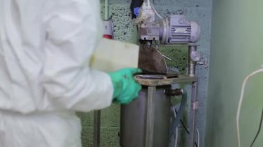 Laboratuar alt--dan tepsi beyaz toz fabrika Bodrum katında büyük çelik tank içine dökülen