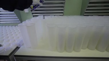 Beyaz plastik su filtreleri üzerinde Laboratuvar işleç tarafından püskürtme.