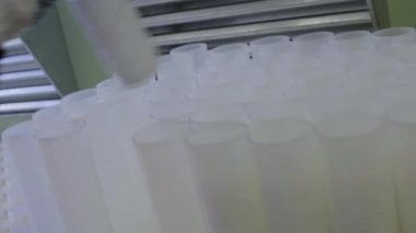 Işık plastik su filtreleri ile beyaz arabellek operatör tarafından doldurulur.