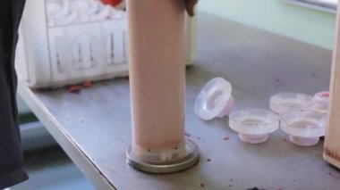 İşçi turuncu plastik su filtreleri laboratuvar çinko masada unfolding olduğunu.