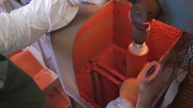 Turuncu plastik tüp makine Laboratuvar odasında döner dışarı götürülüyor.