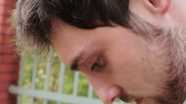 Heyecanlı genç yakışıklı sakallı, koyu saçlı adamın yüzü büyük kahverengi gözleri ile.