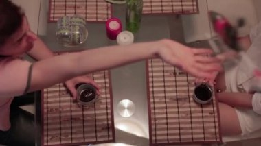 Nano oyuncak helikopter alır kapalı genç adamın el ve tekrar toprakları onun tur