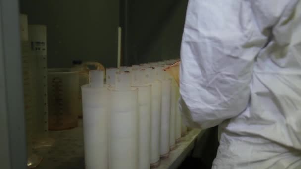 Lichte kunststof waterfilters worden wordt gevuld met witte vloeistof door de exploitant. — Stockvideo