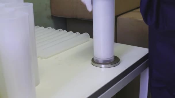 Witte kunststof waterfilters worden gevouwen en verpakt in kartonnen doos. — Stockvideo