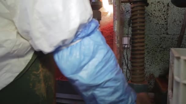 Labormitarbeiter in Uniform holt Kunststoff-Wasserfilter aus rotierender Maschine — Stockvideo