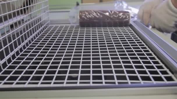 Proceso de envoltura termocontraída del objeto en forma de cilindro en laboratorio . — Vídeo de stock