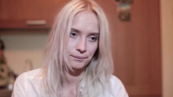 Mladé hnědé eyed hezká blondýnka dívka s zvědavý tvář zírá do stropu. — Stock video