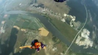 Moskova, Rusya - 2 Eylül 2016: bulutlu gökyüzü, Düzülke sinek içinde elele Skydivers. Oluşumu. Aşırı