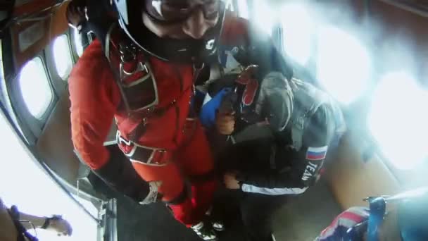 Moskova, Rusya - 2 Eylül 2016: Skydivers uçak atlamak hazırlayın. Aşırı spor. Grup. Uzmanları. — Stok video