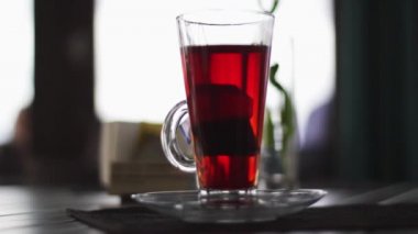 Karanlık restoran salonu masada cam bardak çay ile çay-çantanın içine yerleştirilen.