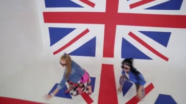 Sıcak genç kadın güneş gözlüğü egzersiz dans Studio İngiltere bayrağı ile taşıma