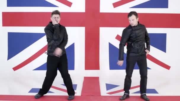 Két aranyos fekete bőr motoros kabát férfi tánc stúdió kamera. — Stock videók