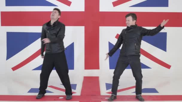 Két jóképű férfi fekete bőr motoros kabát energikusan tánc. — Stock videók