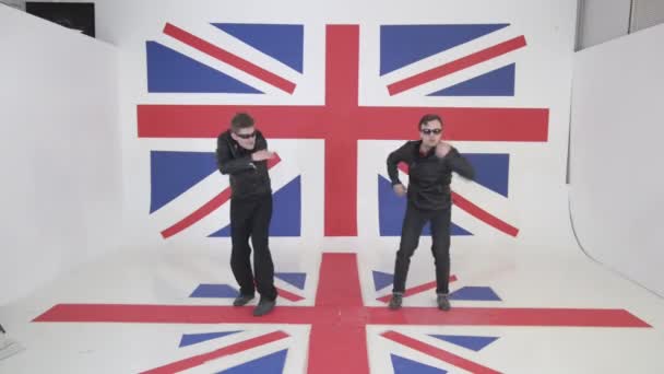 Due energici uomini carini in pelle nera moto giacche e occhiali da sole danza — Video Stock